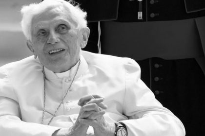 Papież Benedykt XVI - nie żyje.