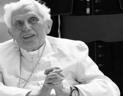 Papież Benedykt XVI - nie żyje.